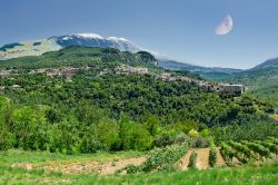 Caramanico Terme e il paesagggio naturale che lo circonda, Abruzzo. Il territorio comunale è interamente inserito nel Parco Nazionale della Majella; il nucleo storico del paese è ...