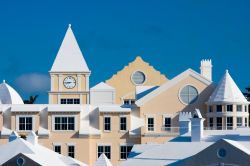 La caratteristica architettura di Bermuda sul lungomare della capitale Hamilton.

