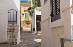 Un caratteristico angolo del centro storico di Fasano, Puglia, Italia.