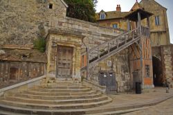 Un angolo di Honfleur: caratteristico edificio medievale con scale circolari - © Anthony Maragou / Shutterstock.com