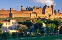 La Carcassonne  medievale e, sotto di essa, la Ville Basse più moderna, separate dal corso dell'Aude e collegate dal Ponte Vecchio. Il vero nome della città bassa è ...