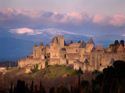 La cité fortificata di Carcassonne (Linguadoca-Rossiglione, Francia del sud) porta la firma di tanti popoli e personaggi: nei secoli Visigoti, Spagnoli, Saraceni e Crociati vi si avvicendarono, ...