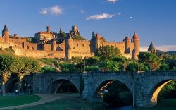 Carcassonne, il borgo medievale della Francia del sud, con il suo Ponte Vecchio (Pont Vieux) che collega la cittadella fortificata alla parte più moderna della città. Dal ponte ...