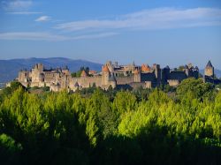 Il borgo francese di Carcassonne è inconfondibile già a chilometri di distanza, man mano che ci si avvicina alla cittadella della Linguadoca-Rossiglione e si fanno più imponenti ...