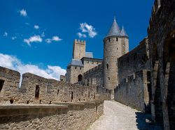 Le torri di Carcassonne si stagliano fiere contro il cielo limpido di una giornata di sole. Ogni stagione è buona per visitare il borgo medievale protetto dall'UNESCO, che grazie ...