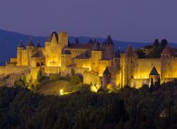 Carcassonne (Linguadoca-Rossiglione, Francia) con le sue mura ispirò Klaus-Jürgen Wrede per l'ideazione del gioco da tavolo Carcassonne, pubblicato in Italia da Venice Collection, ...