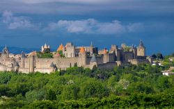 Carcassonne è nel sud della Francia, nella regione della Linguadoca-Rossiglione. Secondo la leggenda il nome del borgo deriva da Dame Carcas, la dama che in epoca medievale, quando la ...