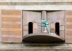 Carillon del Pifferaio Magico a Hameln, Germania. Anche l'edificio Hochzeitshaus, elegante palazzo rinascimentale in pietra, richiama il tema della famosa fiaba che ha reso nota la città. ...