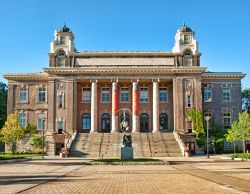 Carnegie Library al campus dell'università di Syracuse, New York, USA. Costruito nel 1905, il primo edificio divenne proprietà della contea solo nel 1976 quando fu destinato ...