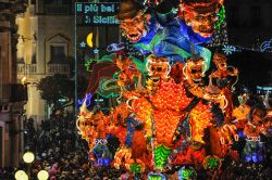 Sfilata notturna dei carri allegorici del Carnevale di Acireale, Sicilia - © Nikiforov Alexander / Shutterstock.com
