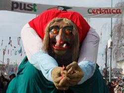 Carnevale di Cerknica, Slovenia - Una tradizionale maschera indossata durante i festeggiamenti carnascialeschi ospitati in città. Ogni regione della Slovenia ha le sue tradizioni e i ...