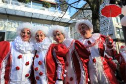 Carnevale di Dusseldorf (Germania): gruppo di pagliacci in strada - © Thomas Quack / Shutterstock.com