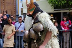 Il Carnevale di Ottana: in primo piano il costume tradizionale di Sos Boes, a sinistra un esempio di Sos Merdules