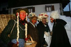 Il famoso Carnevale di Sauris: famoso per le sue maschere ancetrali e la Notte delle lanterne, la processione notturna nel bosco e il grande falò