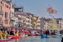 Carnevale di Venezia, Veneto: la tradizionale sfilata delle maschere lungo i canali della città  - © Gentian Polovina / Shutterstock.com