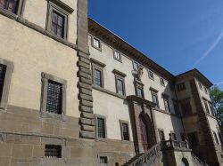 Carpegna, Marche: il Palazzo dei Principi di Carpegna nel centro storico - © Massimo Telò -, CC BY-SA 4.0, Wikipedia