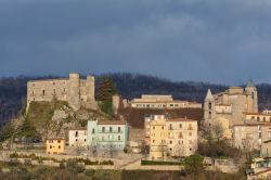 Carpinone, Molise: uno scorcio della città con il castello. La fortezza Caldora risale al X° secolo: il mastio è a pianta rettangolare divisa in due settori. E' l'attrazione ...