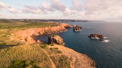 Carrapateira e la costa dell'Algarve fotografate al crepuscolo, Portogallo. Questo villaggio è posto su un piccolo promontorio costituito da scogliere calcaree.
