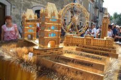 Carri decorati con spighe alla Festa del Grano di Jelsi in Molise. - © Luigi Bertello / Shutterstock.com