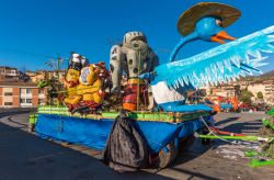 Carro allegorico nel centro storico di Poggio Mirteto durante il Carnevale Liberato - © ValerioMei / Shutterstock.com