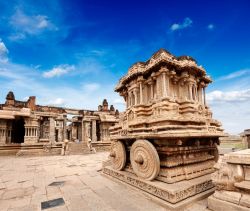 Carro di pietra nel tempio di Vittala ad Hampi, nel sud del'India - © f9photos / shutterstock.com