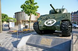Carroarmato Sherman accanto alla statua del generale McAuliffe a Bastogne, Belgio - © RogerMechan / Shutterstock.com