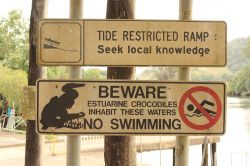 Cartello di attenzione ai coccodrilli nel Daintree National Park, Australia. Per via della presenza dei coccodrilli è vietato nuotare nelle acque dei fiumi che attraversano il parco nazionale.



 ...