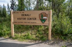 Cartello di benvenuto al Denali National Park, Alaska. All'interno si trovano aree per campeggiare, centri per i visitatori e diverse stazioni di ranger - © melissamn / Shutterstock.com ...