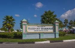 Cartello di benvenuto al porto di Freeport a Grand Bahama Island. Qui attraccano molte navi da crociera e traghetti provenienti da West Palm Beach e da Fort Lauderdale.
