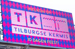 Il cartello di benvenuto al Tilburgse Kermis in occasione del Lunedì Rosa a Tilburg, Olanda - © szmuli / Shutterstock.com