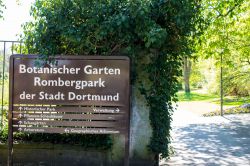 Cartello d'ingresso al Romberg Park di Dortmund, Germania: questo giardino botanico occupa un'area di 65 ettari con sentieri e serre con piante esotiche. Venne creato nel 1822 per il ...