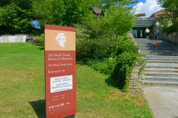 Cartello d'ingresso alla casa di Mark Twain a Hartford, Connecticut (USA). Tra il 1874 e il 1891 questo edificio in stile gotico americano situato nel centro della città è ...