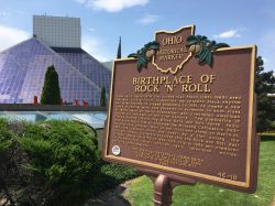 Cartello informativo sul Rock and Roll Hall of Fame di Cleveland, Ohio. Aperto al pubblico nel settembre 1995, ogni giorno è visitato da migliaia di persone - © Jennie Book / Shutterstock.com ...