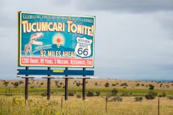 Cartello pubblicitario di Tucumcari sulla vecchia Route 66, New Mexico, Stati Uniti. Siamo sul percorso che da Amarillo, in Texas, porta a Albuquerque, in New Mexico - © Denise Lett / Shutterstock.com ...