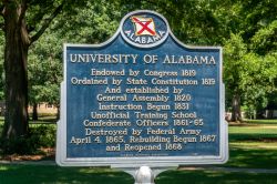 Cartello storico del campus dell'università di Tuscaloosa, Alabama, USA - © Ken Wolter / Shutterstock.com