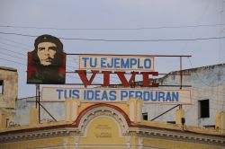 Un cartellone di propaganda del governo cubano su un edificio del centro di Cienfuegos, Cuba, raffigurante Ernesto Che Guevara - © Roxana Gonzalez / Shutterstock.com