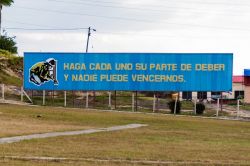 Un cartellone di propaganda politica a Las Tunas, Cuba. Il testo recia: "ognuno faccia la propria parte di dovere e nessuno potrà sconfiggerci" - © Matyas Rehak / ...