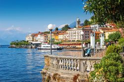 La tipica immagine da cartolina di Bellagio, con le case colorate che si specchiano nel lago e sullo sfondo le vette alpine lombarde - foto © iryna1 / Shutterstock.com