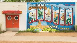 Cartolina murale "Greetings From Austin - Capitol of Texas"  su un edificio della città americana. Si trova in Congress Avenue Bridge - © Steve Lagreca / Shutterstock.com ...