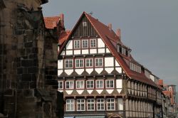 Casa a graticcio a Hameln, Germania. Uno dei pittoreschi edifici con la facciata attraversata da travi di legno disposte geometricamente, quasi come a intrecciarsi imitando le delicate trame ...