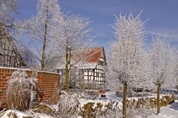 Casa a graticcio a Hilter-Eppendorf in inverno, Osnabruck, Germania. Costruita con intelaiature in legno collegate fra di loro, la casa a traliccio è particolarmente diffusa nei paesi ...