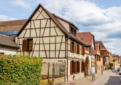 Casa a graticcio nel centro di Bergheim in Alsazia - © Leonid Andronov / Shutterstock.com