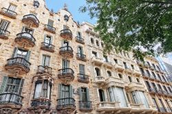 Casa Calvet, opera di Gaudì a Barcellona, Spagna. Progettata da Gaudì per un produttore tessile che la utilizzò come negozio al piano terra e appartamento in quelli superiori, ...