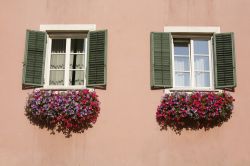 Casa nel centro storico di Chiusa con i classici gerani alle finestre, tipici dei  borghi dell'Alto Adige - © KN/ Shutterstock.com
