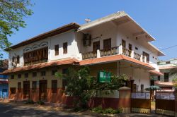 Una casa in stile coloniale britannico nella città di Alleppey (oggi ribattezzata Alapphuza) nello stato del Kerala, India - foto © Murgermari / Shutterstock.com

