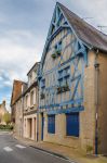 Casa con decorazione a graticcio color azzurro in una via di Nevers, Francia.
