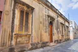 Casa con facciata in pietra nel centro di Mesagne (Puglia) - © Mi.Ti. / Shutterstock.com