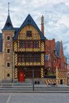 La Casa del Pellegrino nel centro di Amiens, Piccardia, Francia. Si trova di fronte alla maestosa cattedrale cittadina e accoglie associazioni culturali - © Roman Babakin / Shutterstock.com ...