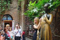 Casa di Giulietta a Verona: il rito porta fortuna di tocare la statua di Giulietta nel cortile della abitazione - © astudio / Shutterstock.com
