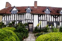 Casa di Mary Arden, madre di Shakespeare, a Stratford-upon-Avon in Inghilterra - Un paio di chilometri fuori Stratford-upon-Avon si trova una bella casa colonica in legno in stile Tudor dove, ...